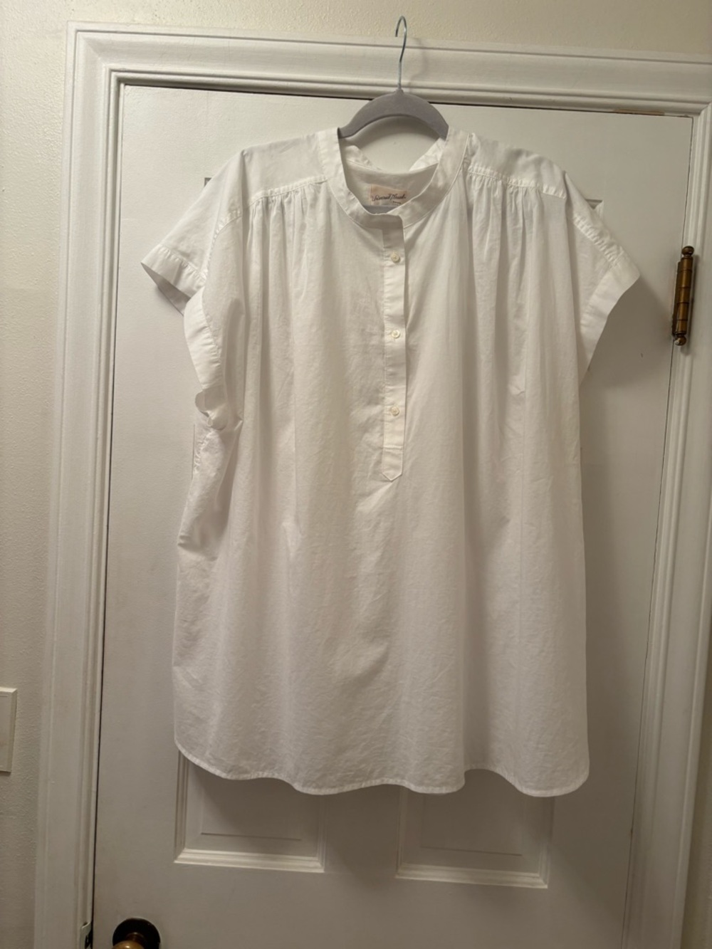 Universal Thread White Button-Up Collared Shirt